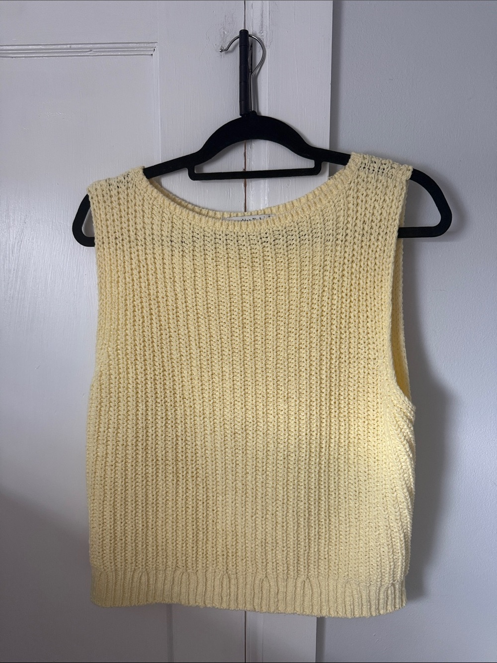 Abercrombie Women's Yellow Knit Sleeveless Sweater